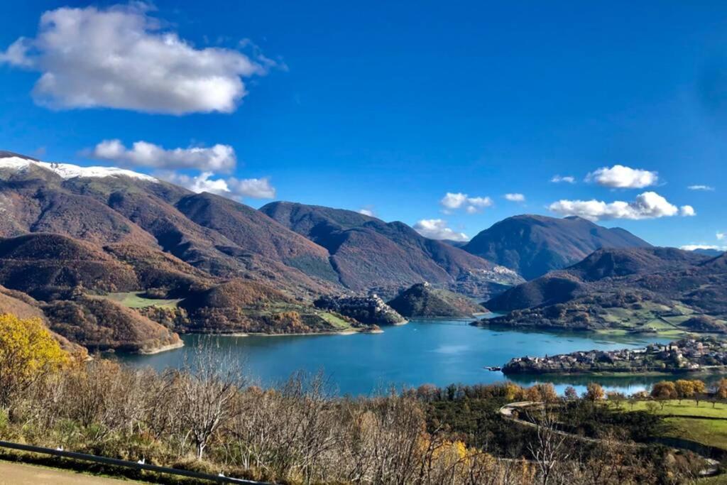 Stanza Con Terrazzo Vista Lago - Lakeholiday Castel di Tora Exterior photo