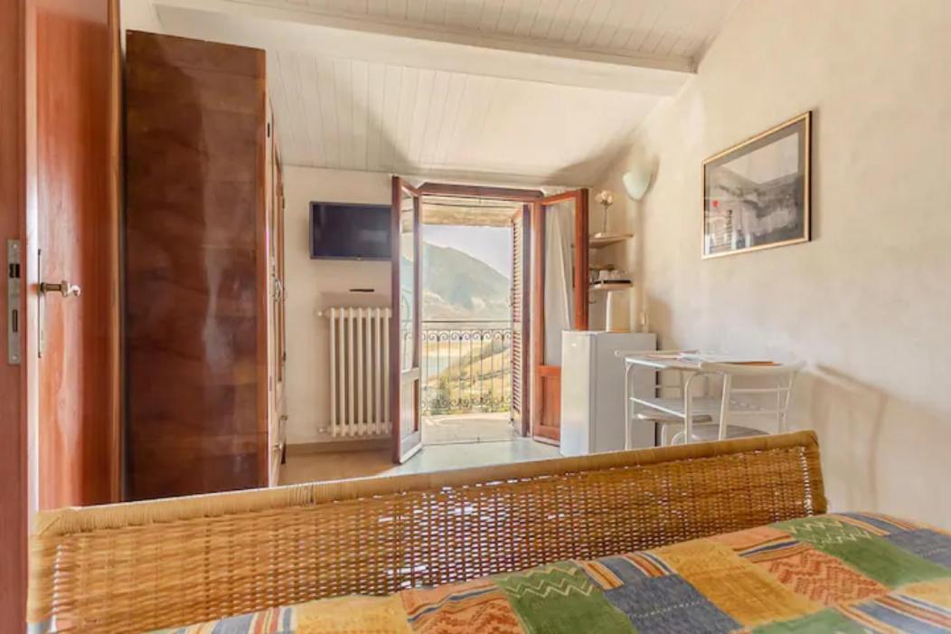 Stanza Con Terrazzo Vista Lago - Lakeholiday Castel di Tora Exterior photo